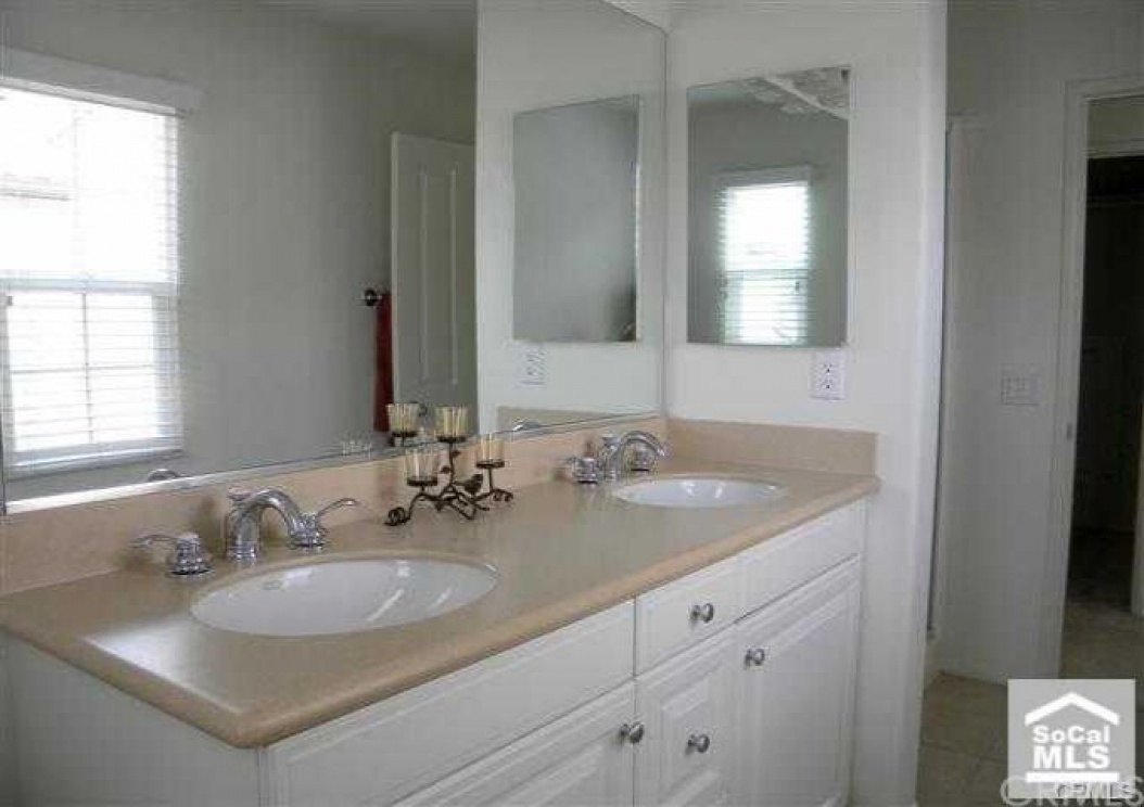 60 Chantilly , Irvine CA: 