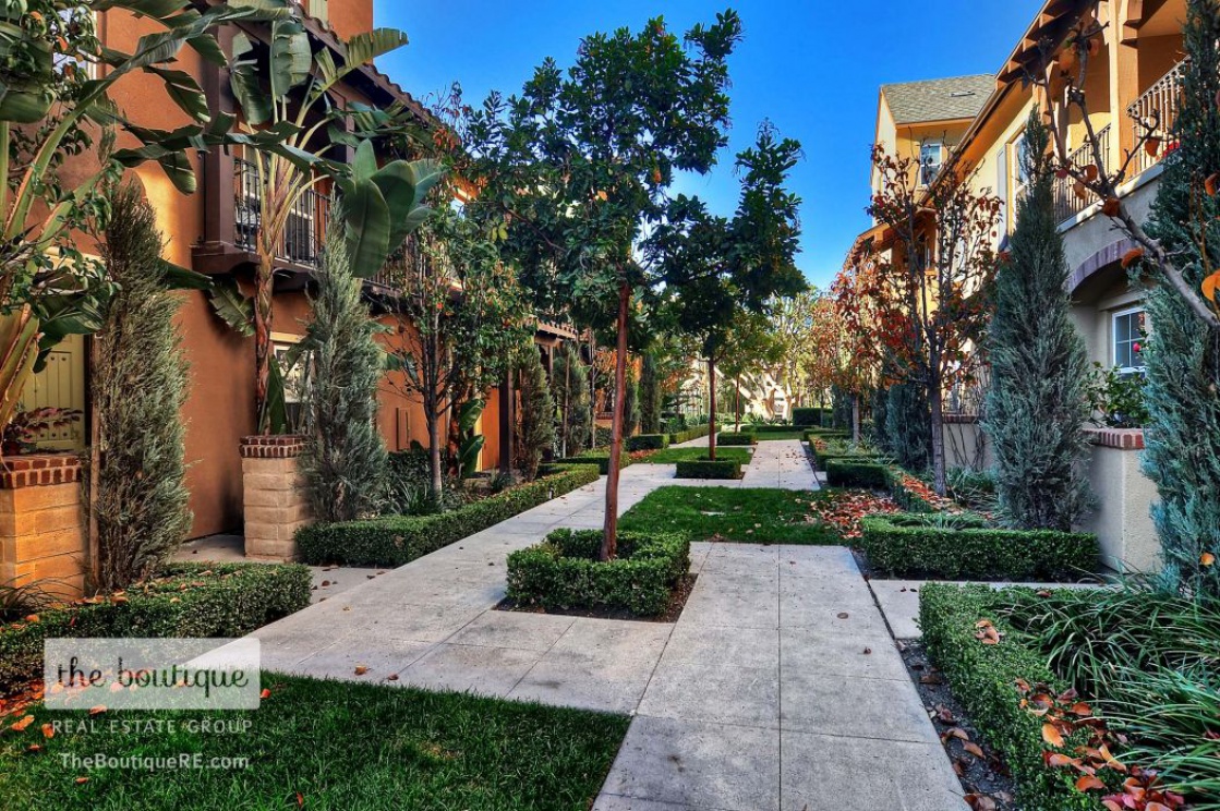 780 East Valencia Street , Anaheim CA: 