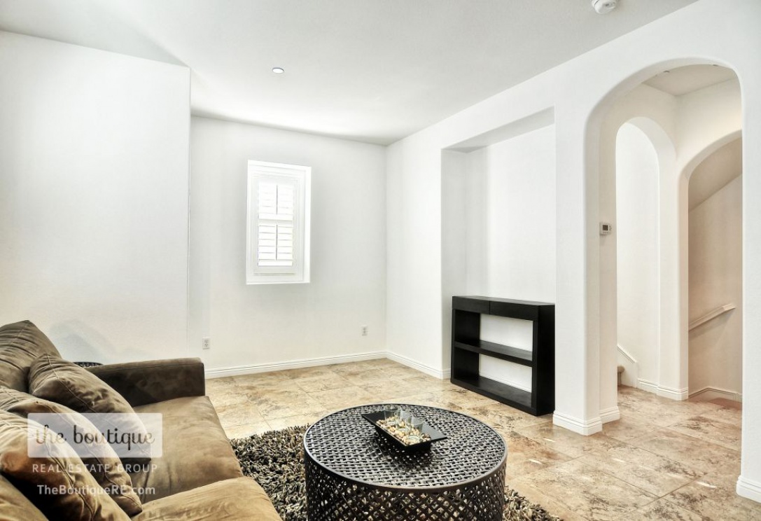 780 East Valencia Street , Anaheim CA: 