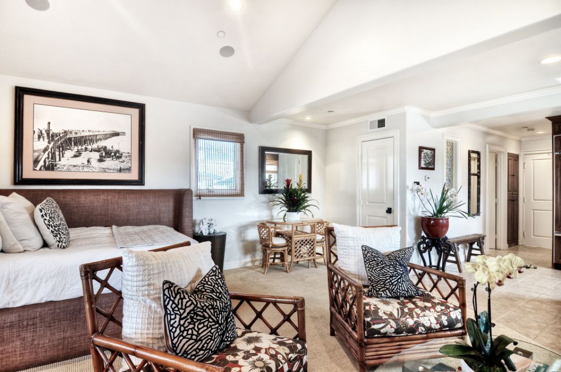 809 Spirit , Costa Mesa CA: 