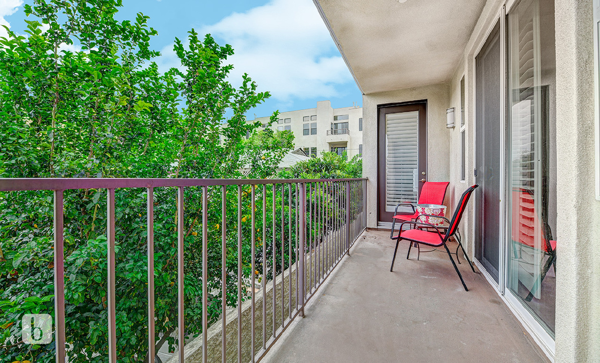 10878 Bloomfield St #208, Toluca Lake  CA: 