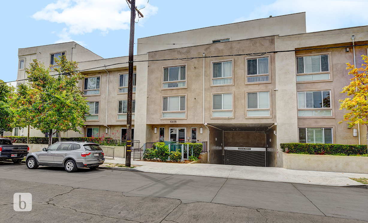 10878 Bloomfield St #208, Toluca Lake  CA: 