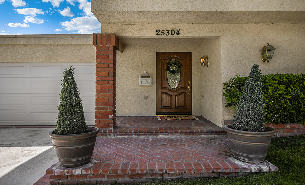 25304 Avenida Cappela, Valencia CA: 