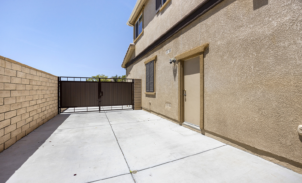 4853 Ravenwood Court, Fontana CA: 