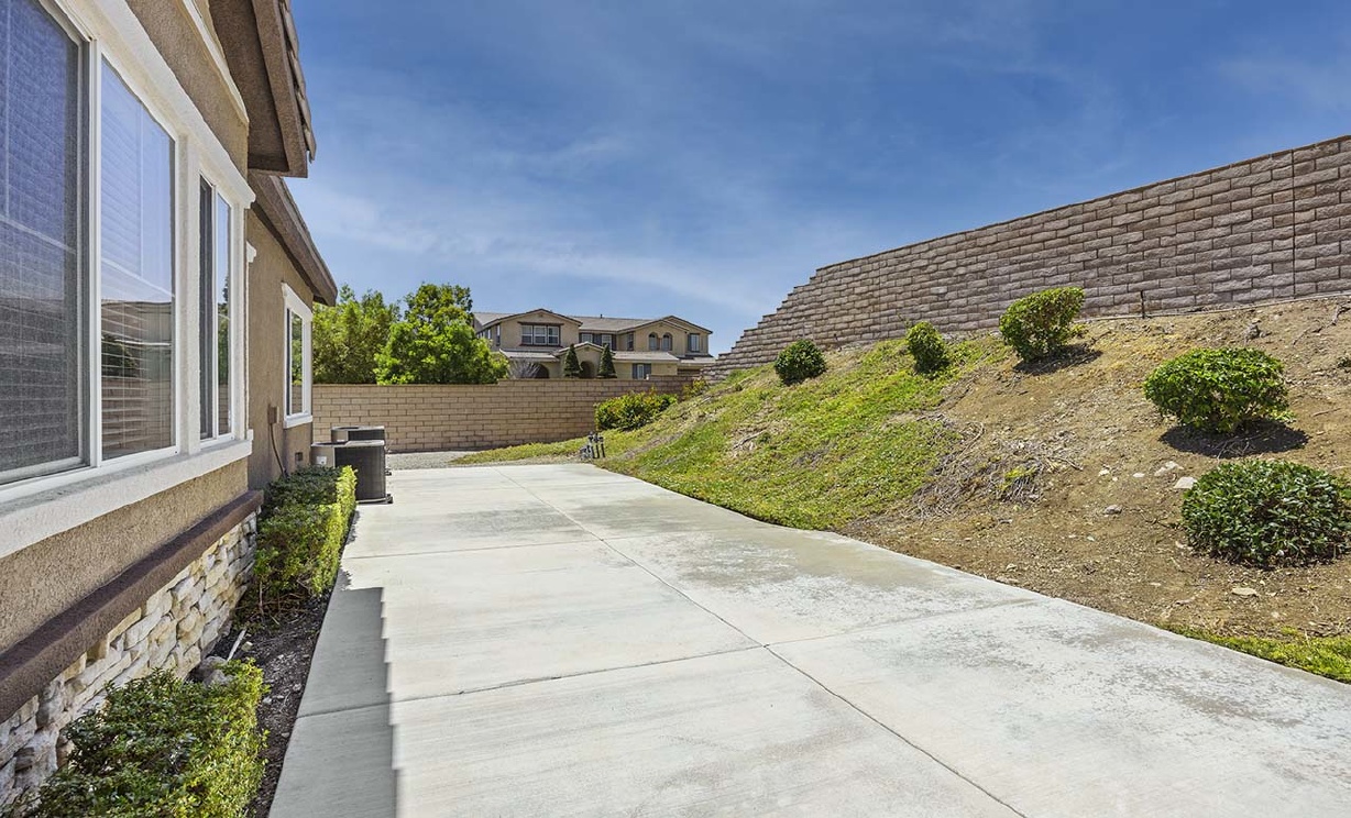 4804 Ravenwood Court, Fontana CA: 