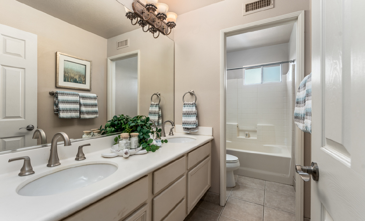 368 Redwing Circle, Corona  CA: 