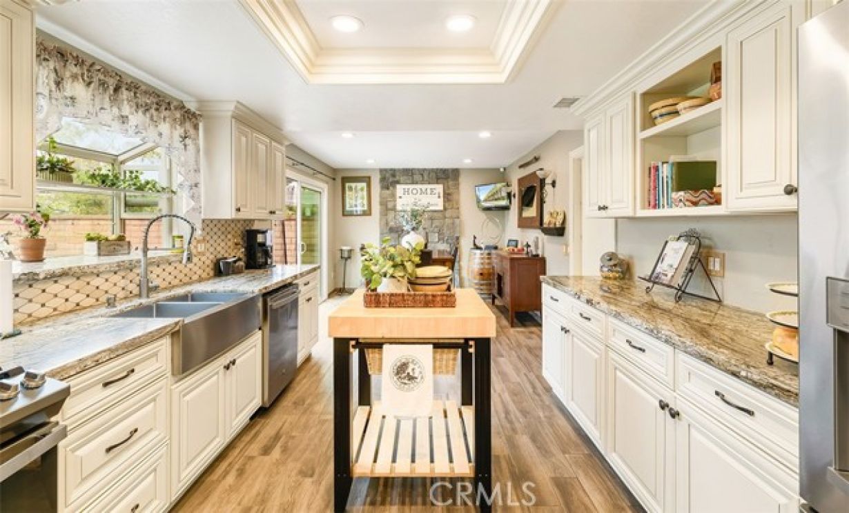 280 S Brookside Court, Anaheim Hills CA: 